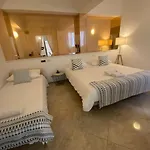 Luxury Beachfront Penthouse With Stunning Views דירה *