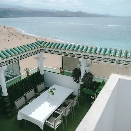 דירה Luxury Beachfront Penthouse With Stunning Views