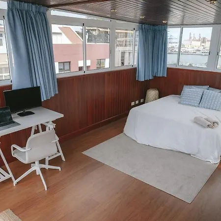 شقة Luxury Beachfront Penthouse With Stunning Views *