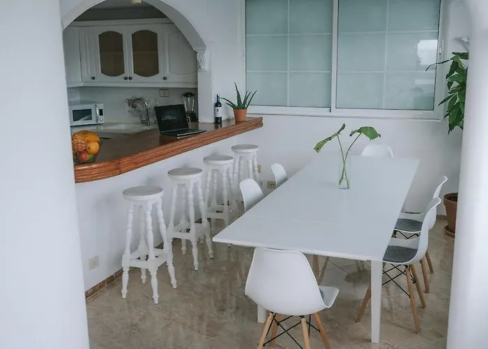 Luxury Beachfront Penthouse With Stunning Views *