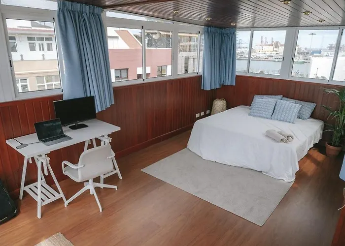 Apartment Luxury Beachfront Penthouse With Stunning Views *